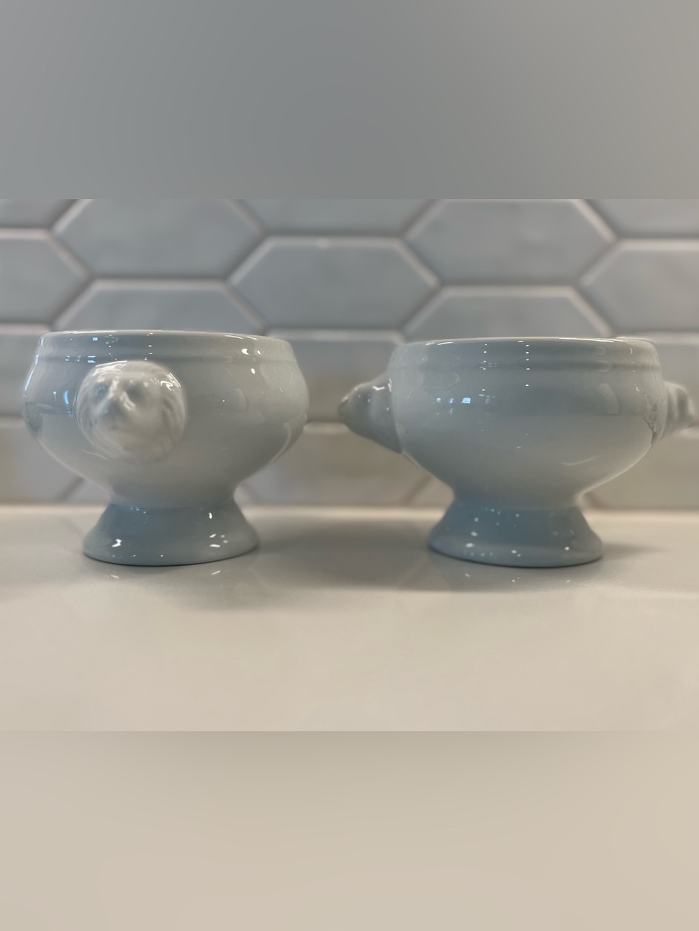 Sur la table white Lions Head Footed Bowls